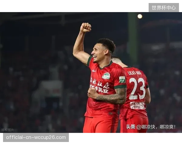 巴西队防守端隐患暴露，边后卫压上后身后空档成命门。